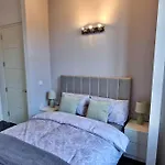 Modern 1 Bed Apartment With Secure Gated Parking