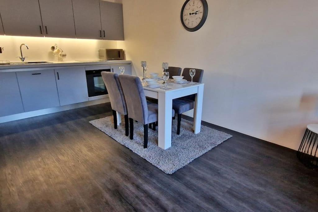 Modern 1 Bed With Secure Gated Parking Apartment